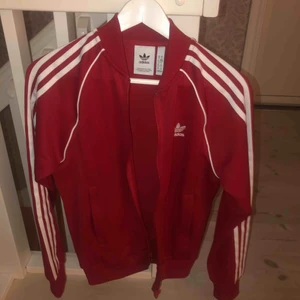  - Säljer nu mina röda snygga adidas hoddie! Riktigt bra skick och snygg färg😍