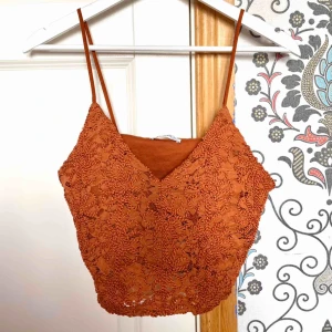  - Sjuktsnygg topp med fina detaljer. I princip oanvänd🥰