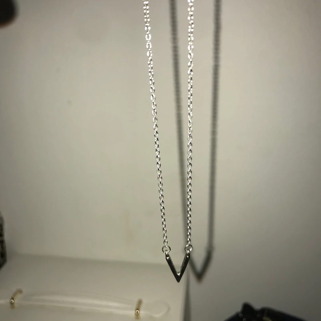 Halsband med V-form - 90