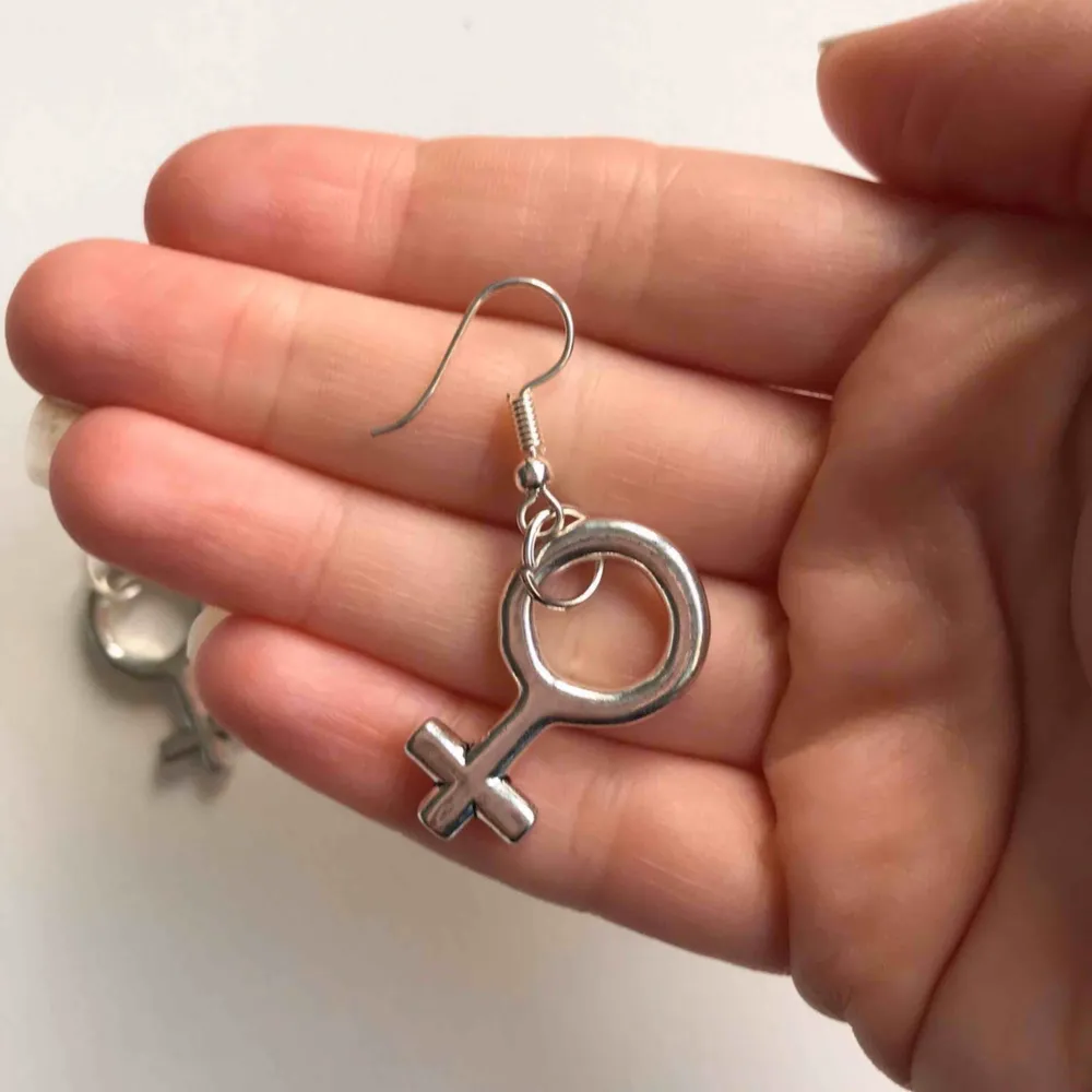 Silverpläterade och nickelfria feminist örhängen. Oanvända!  5 cm stora  Betala med swish. Frakt 13 kr. Har mer smycken och kläder, samfraktar gärna!. Accessoarer.