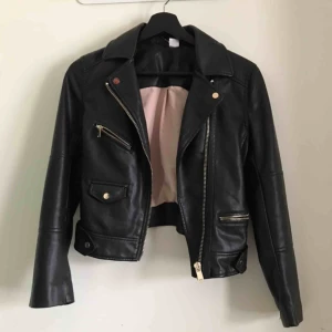  - Skinnjacka (fejk) från hm men köpt på second hand! Jättefint skick!