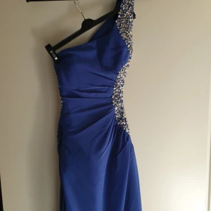 Fin klänning - Fin klänning. Helt ny med etiketten. Passar 34-36.