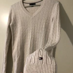 Tommy Hilfiger stickad tröja - 🦋Frakt ingår i priset🦋 Obs!! Helt oanvänd och är i nyskick.  Superskön vit/offwhite kabelstickad tröja från Tommy Hilfiger. 