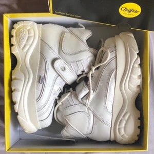 500kr, stl 40 - Äkta höga Buffalo London skor storlek 40 i bra skick! Kommer i original kartong. Använt ca 3 gånger och säljer eftersom jag ej använder dem längre. Köptes för 1899kr. Möts helst upp i Stockholm