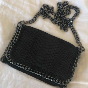 Läderväska från italien - Superfin väska, köpt i Florens Italien. Säljs pga att den inte används längre, inga skador och är som ny. Köpare står för frakt