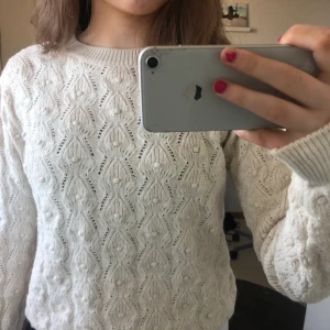 Stickad tröja med puffärmar - Fin stickad tröja från mango. Jättebra skick👍🏼