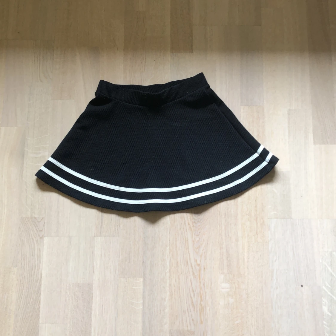 Svart och vitrandig kjol