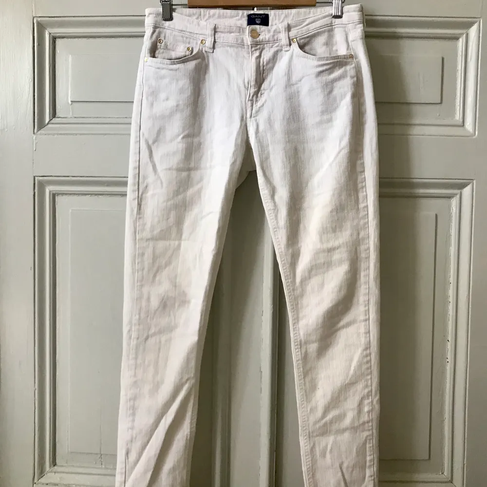 snygga vita jeans som jag säljer för att dom inte används, ärvda men i väldigt bra skick!. Jeans & Byxor.