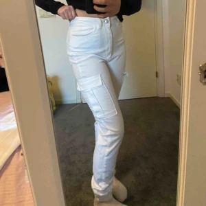  - Priset kan diskuteras! Vita cargobyxor. 