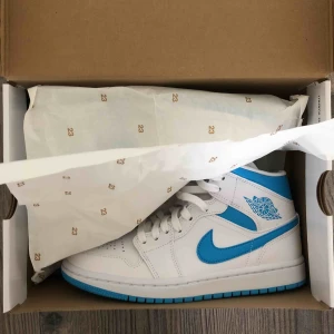 Jordans air 1 mid - Intressekoll på dessa HELT oanvända Jordans mid i storlek 38!💕💕 ledande bud 2550kr Budgivningen håller på tills fredag 8/5