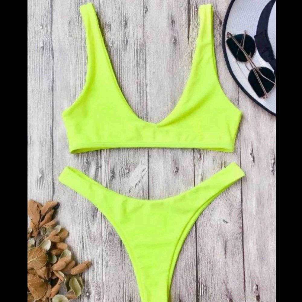 Helt oanvänd zaful bikini med lappar o allt kvar. Neon gul bikini med både under och överdel Storlek 36/ S. Övrigt.