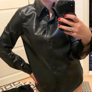 Skjorta i skinmaterial 🙏🏼💭😍 - Skjorta i skinmaterial från HM! Aldig använd pga fel storlek  🥺