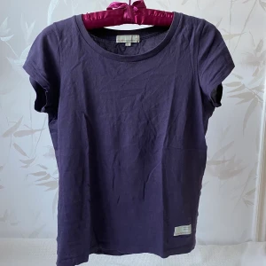 Oddmolly tshirt ny - Snygg tshirt med tryck på ryggen. Storlek 1. Aldrig använd