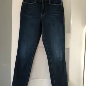 Ett par fina mörkblå framme jeans aldrig använda. Frakt ingår ej i pris.