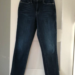 Framme jeans - Ett par fina mörkblå framme jeans aldrig använda. Frakt ingår ej i pris.
