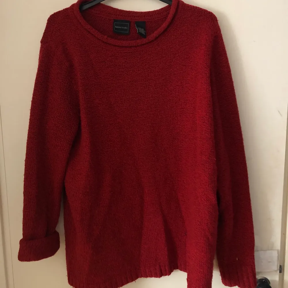 Mysig röd stickad tröja köpt utomlands . Tröjor & Koftor.
