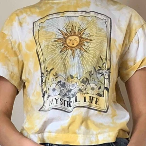  - En gul tröja med tryck från pull & bear. Den är i ett väldigt fint skick och den är lite croppad.