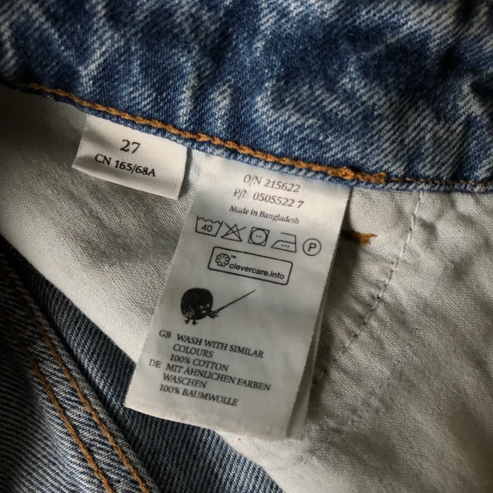 Ett par jeans från Monki. Fin kvalitet och använd ett fåtal gånger. Storlek 27 i midjan, alltså S. Säljer för att de blivit för små. . Jeans & Byxor.