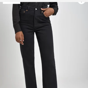 Levi’s Ribcage Jeans  - Svarta högmidjade jeans från Levi’s. Använda endast ett fåtal gånger. Säljer pga att dom inte kom till användning. Storlek Midja:25 Längd:27. Betalas via Swish. Frakten ingår i priset ☺️
