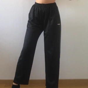 Vida byxor - Köpta på Humana, använda mycket men i bra skick😊 Jag är ca 169 cm. Det står xx large men ni ser ju hur de sitter på mig som är en xs-s?!;)  går att dra in i midjan! frakt tillkommer