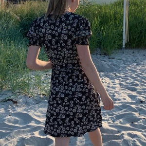 Gina Tricot klänning  - Klänning från Gina Tricot i storlek XS men passar även S. Nyskick. Pris- 130kr