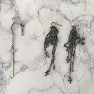 Örhängen med kross  - Fina örhängen som är knappt använda! 30 kr för båda eller 20 kr/st 💖