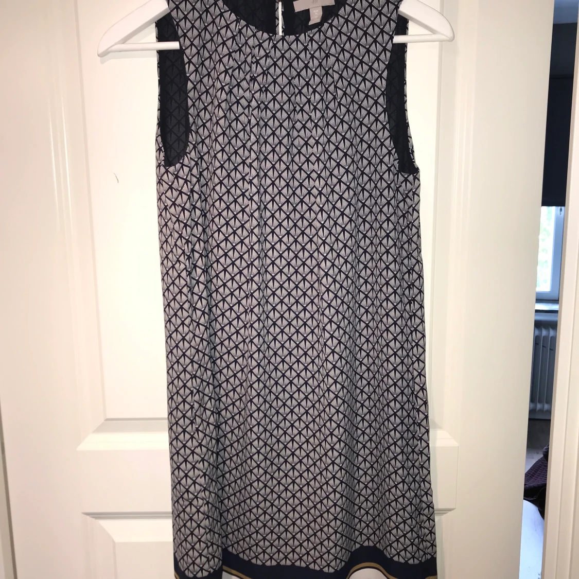 Oanvänd klänning från HM