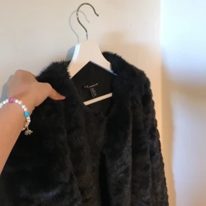 Pälsjacka! - En lagom runn pälsjacka (inte äkta päls!) 