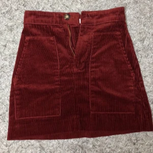 Röd Manchesterkjol! - En snygg, trendig och bekväm mörkare röd Manchesterkjol från H&M. Säljs för den inte kommer till användning längre. Köparen står för frakten eller hämtar i Motala :)