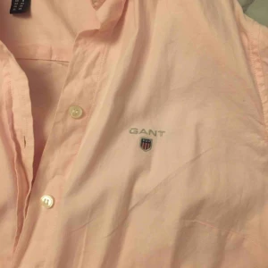  - Super fint skick Använd fåtal gånger Rosa Storlek 34 passar S/Xs också Mötes i majorna eller fraktar men då står köparen för frakten. Tar swish, kontant, bank m.m