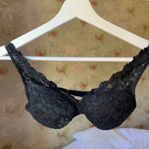  - Söt svart bralette som e superfin att ha till lite finare tillfällen🌟