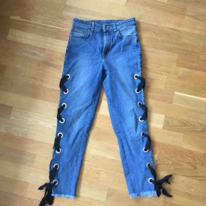  - Jeans från Calzedonia i stretchigt material. Storlek s men passar XS-m pga stretch. Otroligt sköna och påminner mer om leggings/jeggings. Cool detalj på sidorna med öljetter och band! Använd 5 gånger. Nypris ca 400 kr.  Kolla gärna in mina andra annonser