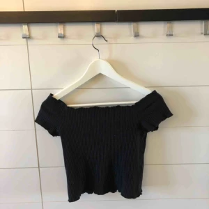  - Off-shoulder croppad tröja från Zara i storlek S. Frakt 50kr eller möter upp i Kristinehamn 