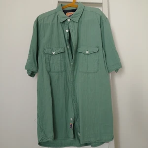  - Kortärmad skjorta med uppvikbara ärmar. Kan mötas i Stockholmstrakten alternativt betalar köpare frakt