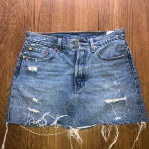  - Levis jeanskjol i en ljus tvätt  Strl 28 