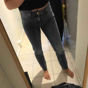  - Ett par snygga Bik Bok jeans i blå sliten färg som köpta för ett år sen och andvända få gånger. Dom är slitna där nere. Frakt tillkommer😊😊