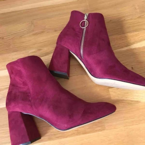  - Boots med klack stl 41. Helt oanvända. Veganska!  Klacken är runt 8-10 cm