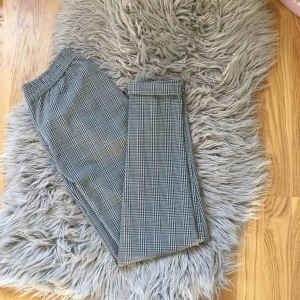  - Rutiga byxor i skönaste materialet Köparen står dör frakten <3
