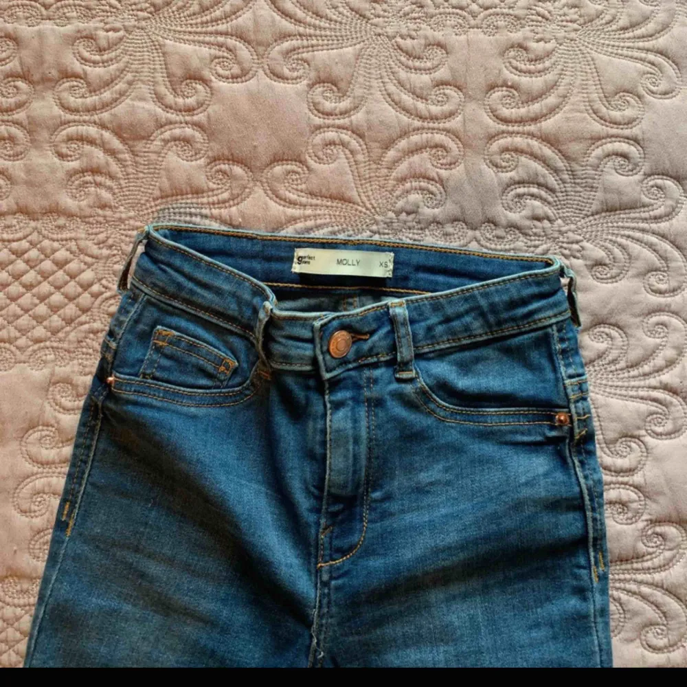 ”MOLLY highwaist jeans” från ginatricot i storlek XS. Använda 2 gånger, alltså superfint skick. Inga hål, slitningar eller töjningar. I princip lika nya som från butiken. EJ SÅLDA. Jeans & Byxor.