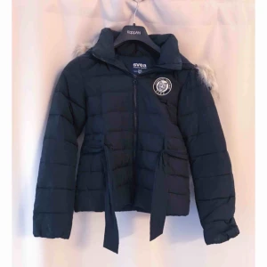  - Svart vinterjacka strl S. Inköpt från Nelly. Är i mycket bra skick och jättesnygg att bära upp i vinter. Med pälskrage och ett band att knyta.