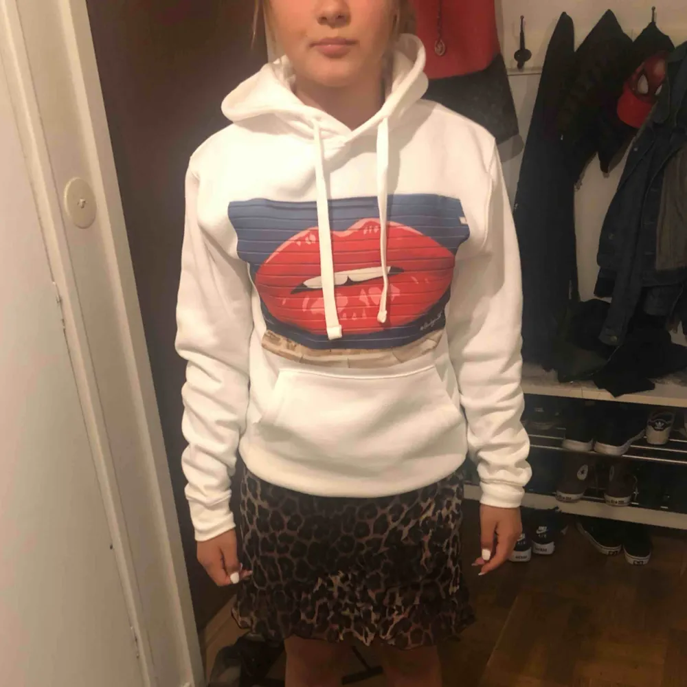 Min dotter köpte tröjan men har ångrat sig. Min dotter är 13 år. Tröjan är helt ny, aldrig använd, hon har bara provat den och är beställd från the cool elephants hemsida. . Hoodies.