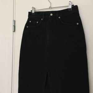  - Sprillans ny jeanskjol från Weekday! Dark denim med slit fram och klassiska jeansfickor. Kjolen är vadlång