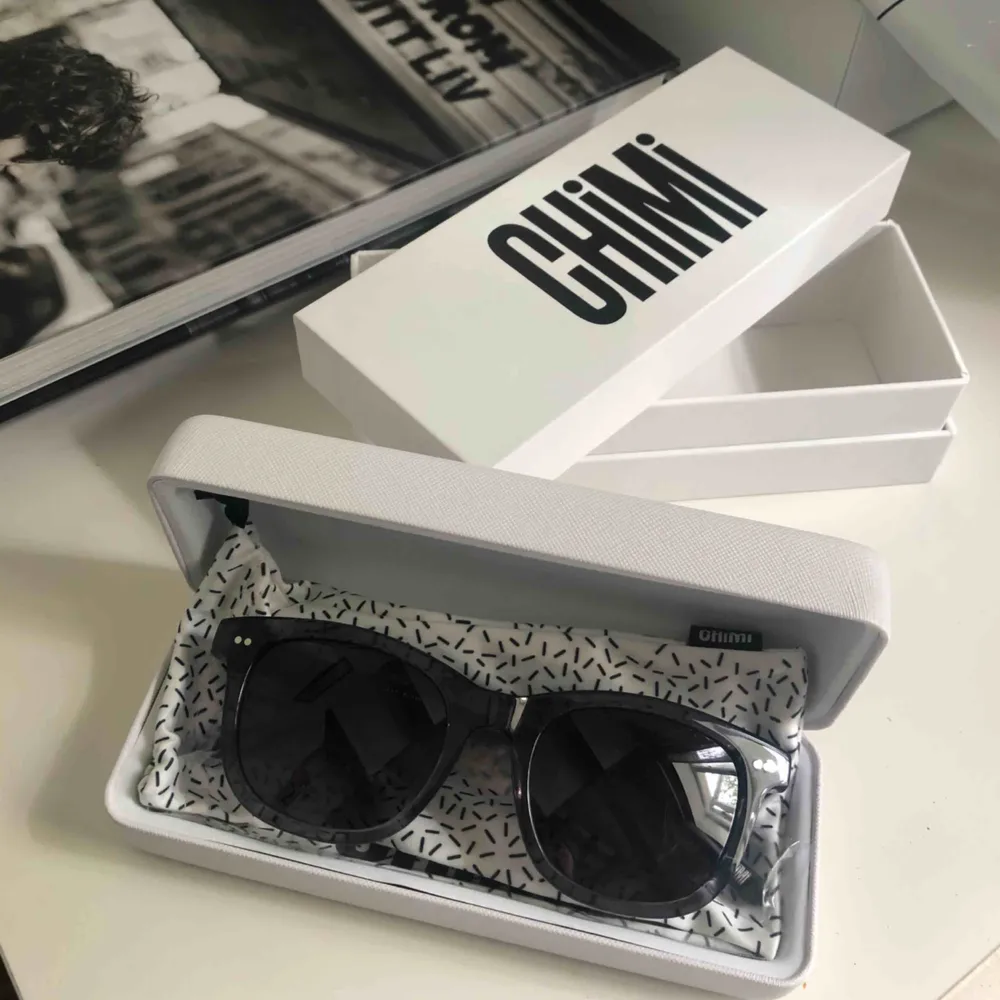 Solglasögon från Chimi i modellen 007 färg GINGER. Aldrig använda, endast provade. Allt på bilden medföljer. Egentiga pris 999kr. Accessoarer.