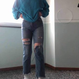  - AS SNYGGA!!!! jeans från hm med brodering vid fickan som lyder ”girls bite back” ❤️ stora favoriter för mig men dom har blivit för tajta och korta för min smak, är ca 163. Dom har gått sönder ännu mer vid knäna men det gör dom ännu tuffare 😎 Fraktar