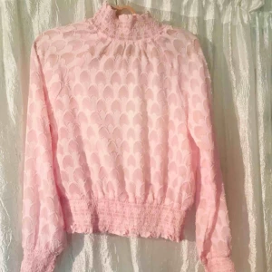  - Puderrosa blus i storlek xs, snygg att ha under en kabelstickad tröja eller bara som den är!   Frakt: 20kr Möts upp i stockholm över 200kr