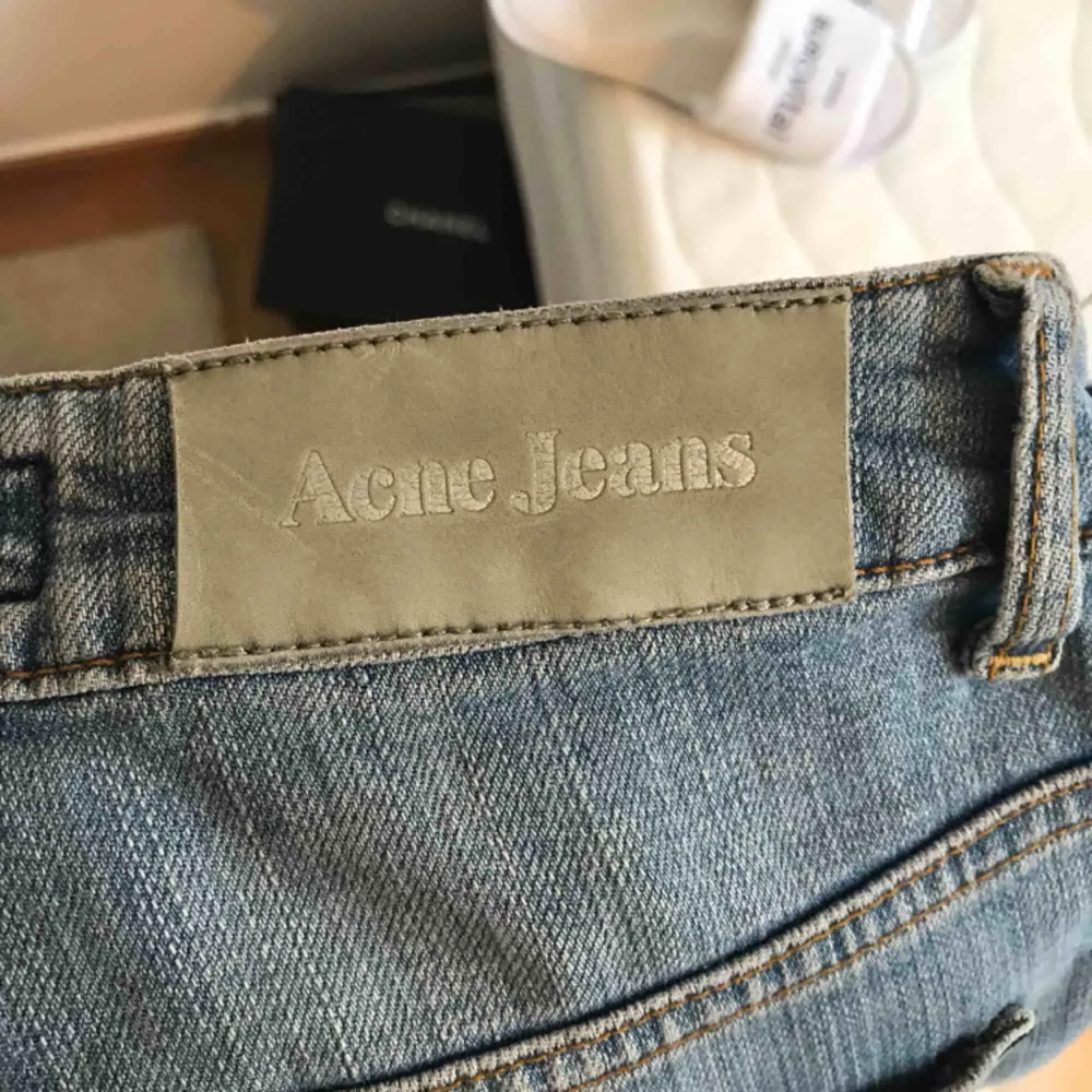 Skitsnygga acne jeans i. Bra skick! De är i strl 26 men skulle absolut säga att de är w24! Väldigt små för sin storlek! Frakt tillkommer! nypris 1000kr. Jeans & Byxor.