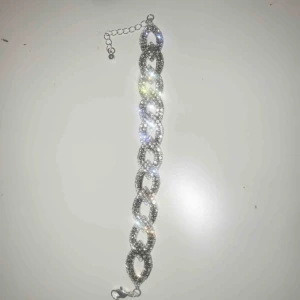  - Ett jätte fint armband från glitter. Aldrig använt. Kan mötas upp i Karlshamn eller frakta.