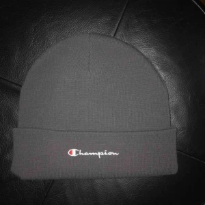  - Mörk Grå Champion Mössa Oanvänd