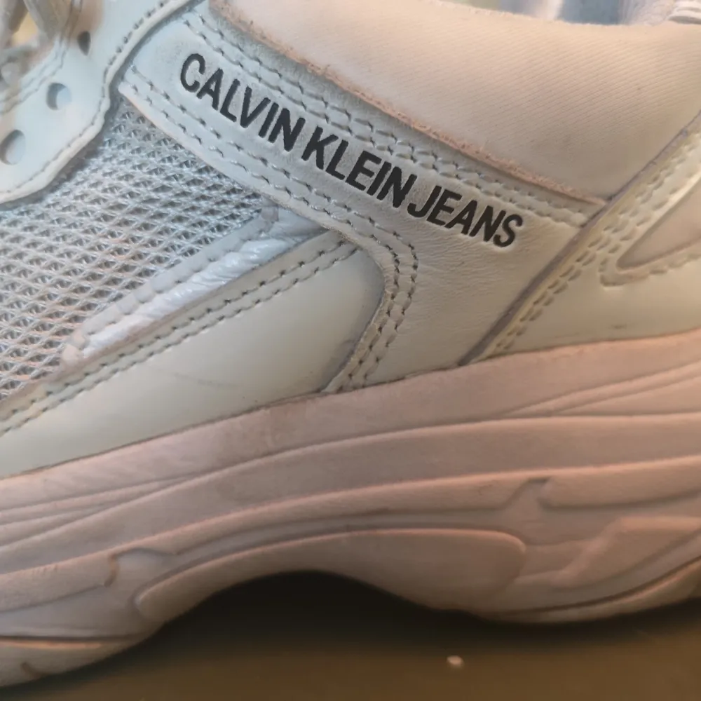 Snygga och sköna vita Calvin Klein Marvin-sneakers.. Skor.