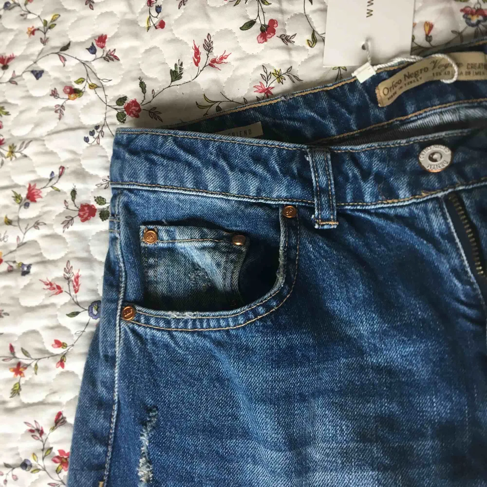 Ripped jeans från Chiquelle. Aldrig använda med lappen kvar. Säljer för att de varken är min stil eller passar mig. Lite tunnare material så passar nu till sommaren!! Nypris ca. 500kr. Frakt tillkommer.. Jeans & Byxor.